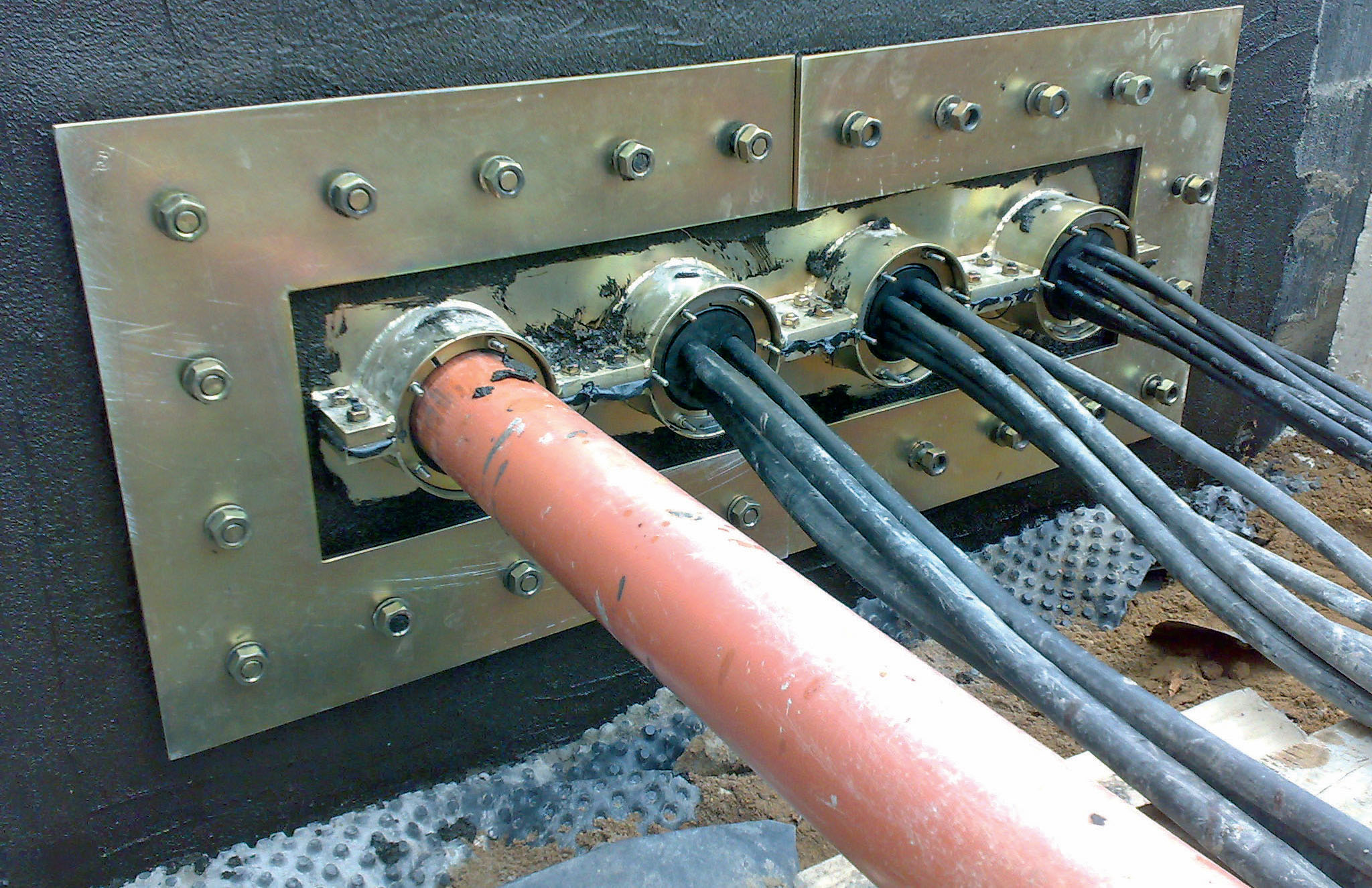 Sonderkonstruktion zur Einbindung mehrerer Leitungen in einer Los- und Festflanschkonstruktion.