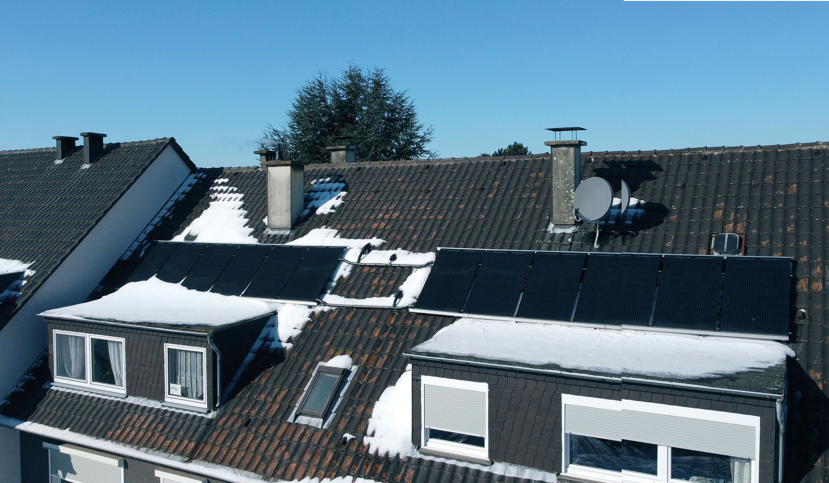 Bild 1: PVT-Kollektoren für ein Wärmepumpsystem, hier eingesetzt bei einem Mehrfamilienhaus in Bochum aus dem Jahre 1976. (Jens Wellen)