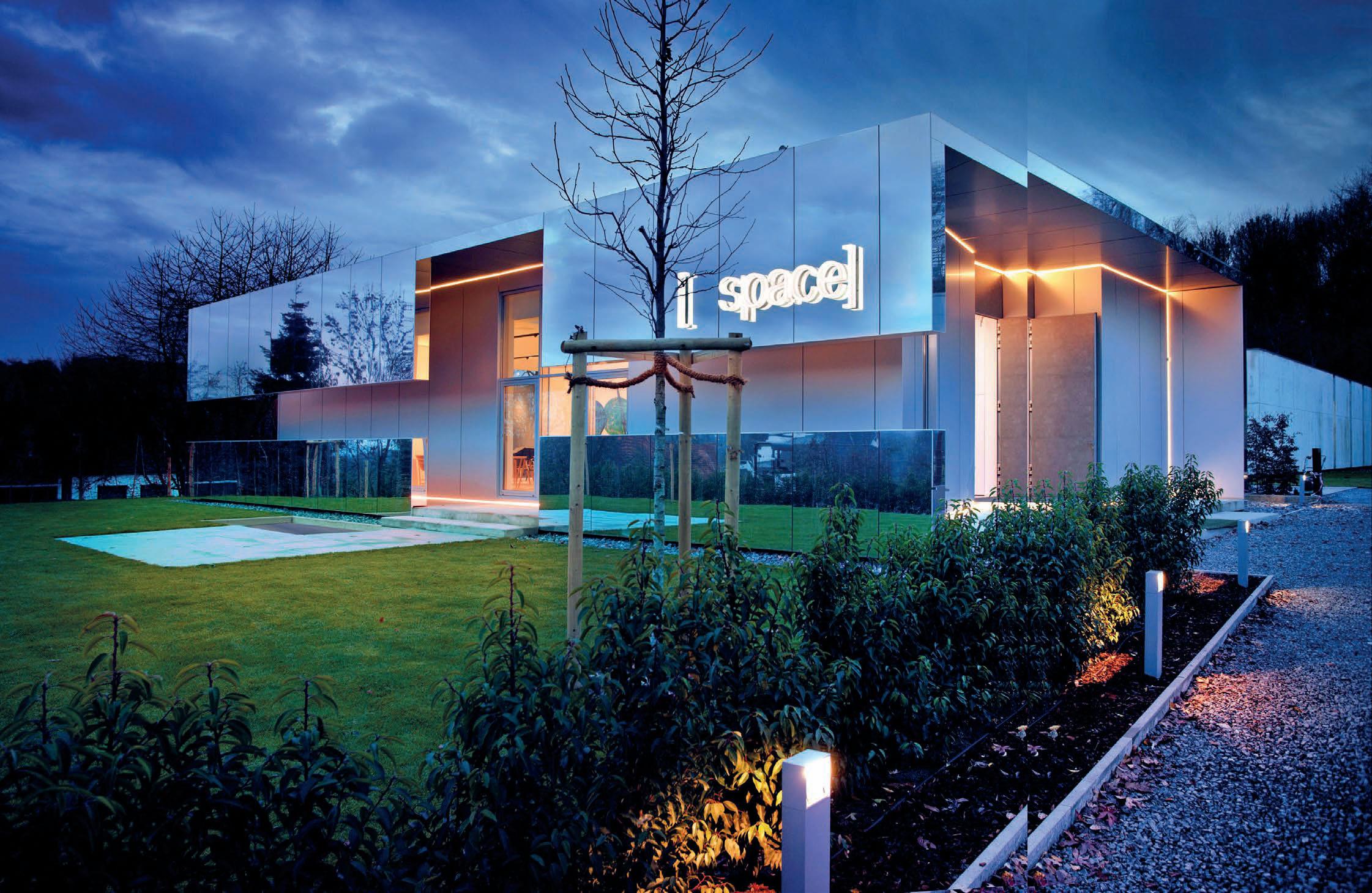 Das „Space“ trägt die Handschrift der Designer Ueberholz: Eine matte innere Hülle wird von einer abstehenden, verspiegelten Außenhaut umgeben.