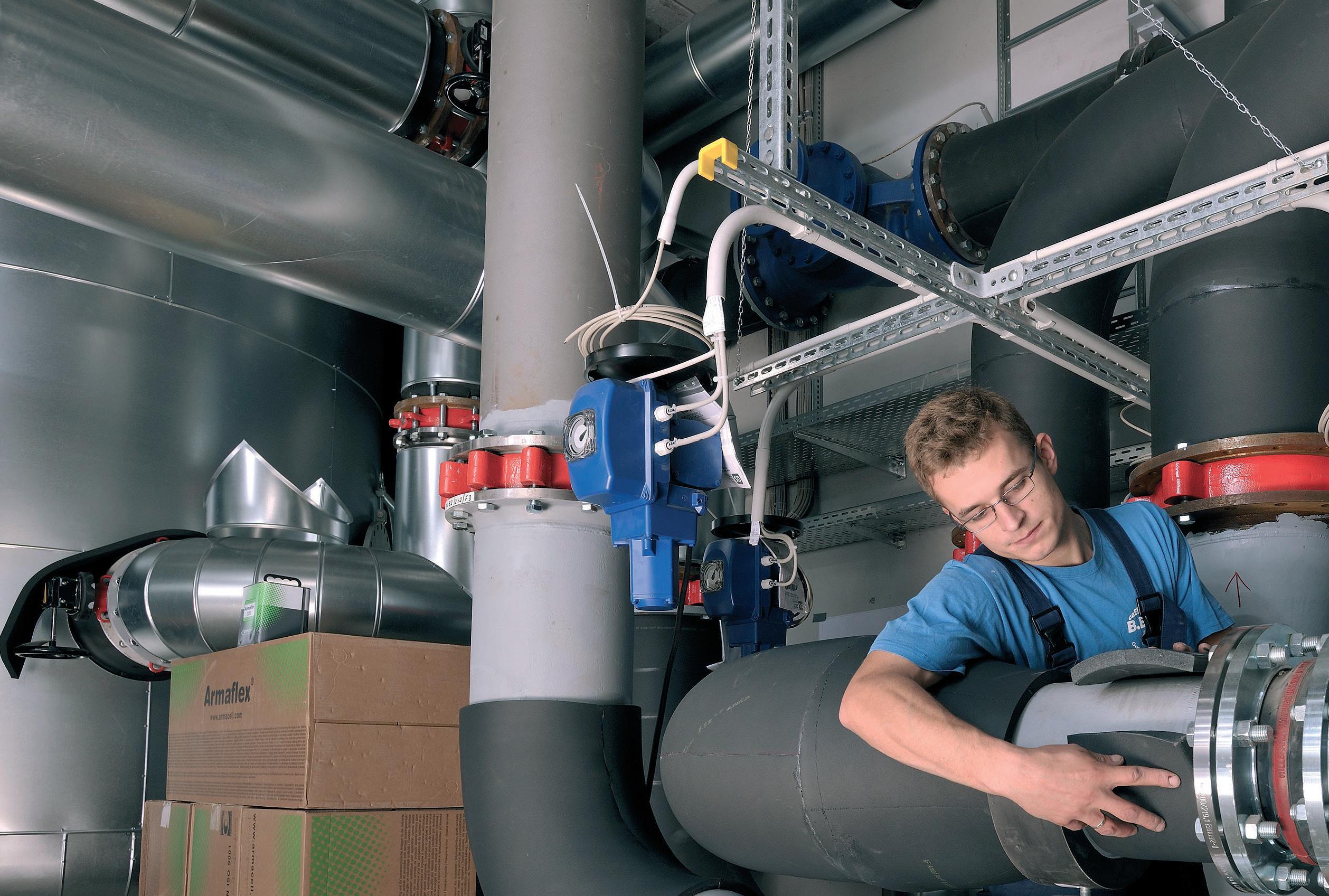 Zur Verminderung der Energieverluste und Verhinderung von Tauwasser müssen bei der Planung kältetechnischer Anlagen unbedingt größere als die im Gebäudeenergiegesetz geforderte Dämmdicke von 6 mm ausgeschrieben werden.  (Bild: Armacell)