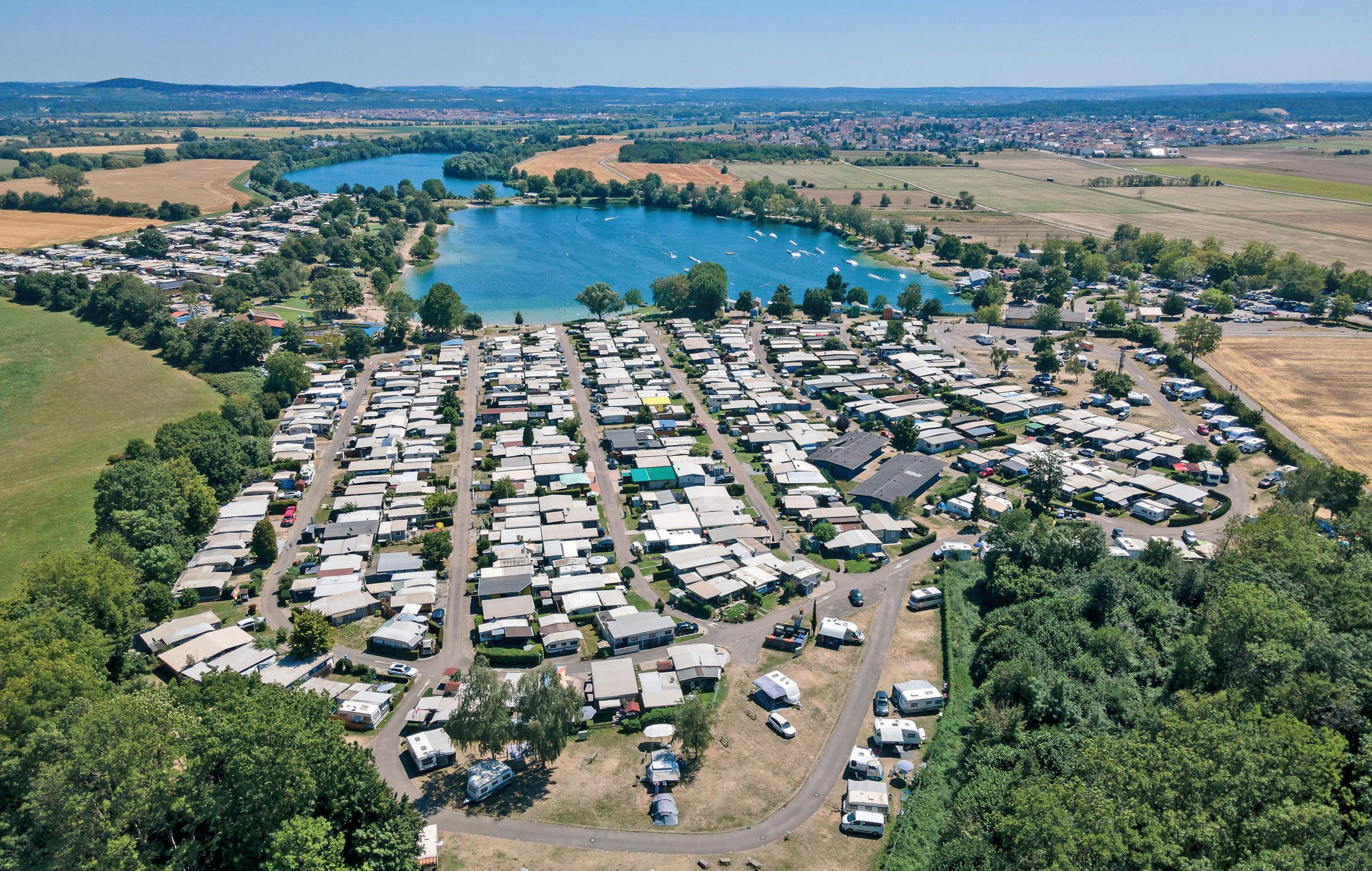 Malerisch gelegen besticht der 4-Sterne-Superior-Campingplatz der Erholungsanlage St. Leoner See durch seine unmittelbare Nähe zum Wasser.