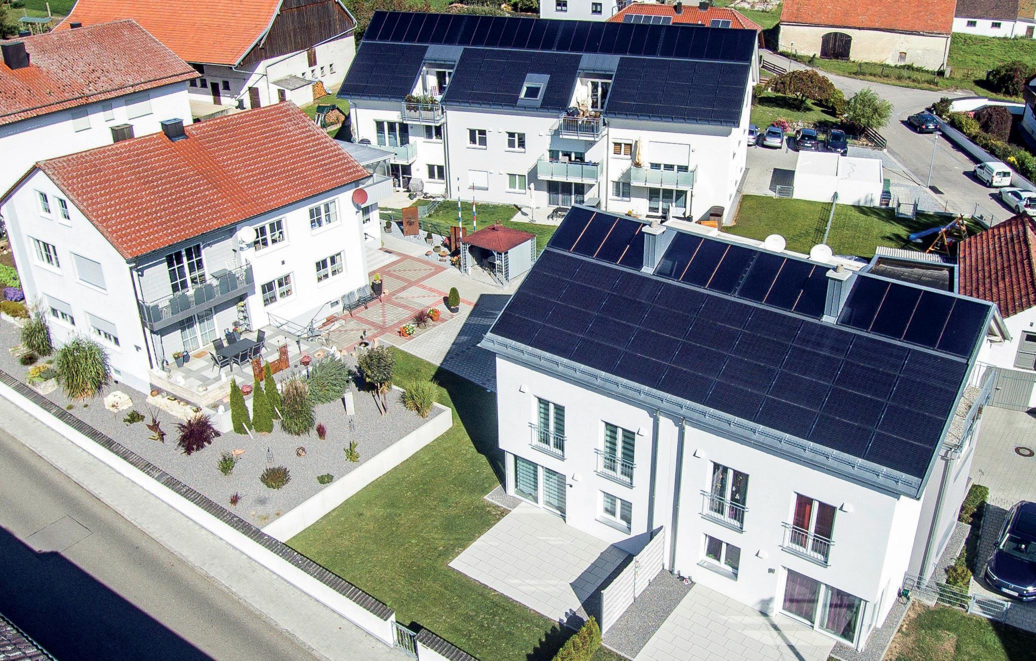 Die Anlage im Überblick: Im Vordergrund das 2017 fertiggestellte Doppelhaus. Links der teilsanierte Altbau und im Hintergrund das Mehrfamilienhaus (Fertigstellung 2018). (Ludwig Stein Baulogistik)