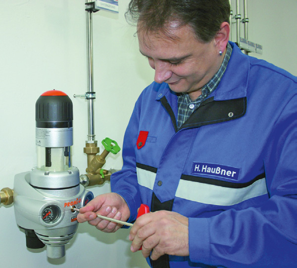 Zum bestimmungsgemäßen Betrieb gehört eine regelmäßige Kontrolle und Funktion der Trink­wasser-Installation, die erforderlichen Instandhaltungsmaßnahmen und der Betrieb mit zugrunde gelegten Nutzungshäufigkeiten und Entnahmemengen. Bild: Judo