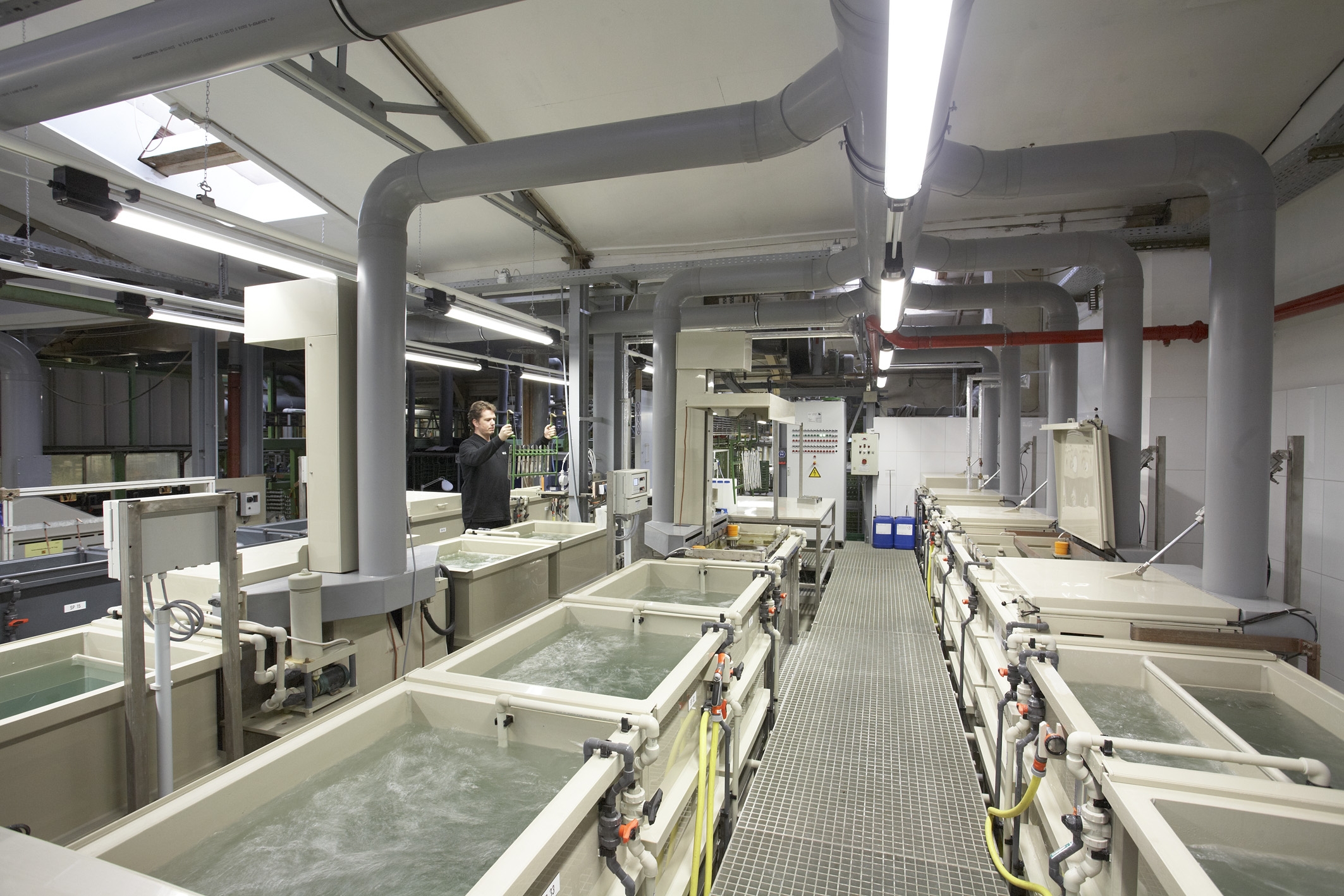 36 Bäder umfasst die neue Handgalvanik, mit der die Oberflächen Nickel, Funktionsnickel, Velournickel, Chrom, Gold und Palladium-Nickel erzeugt werden können.