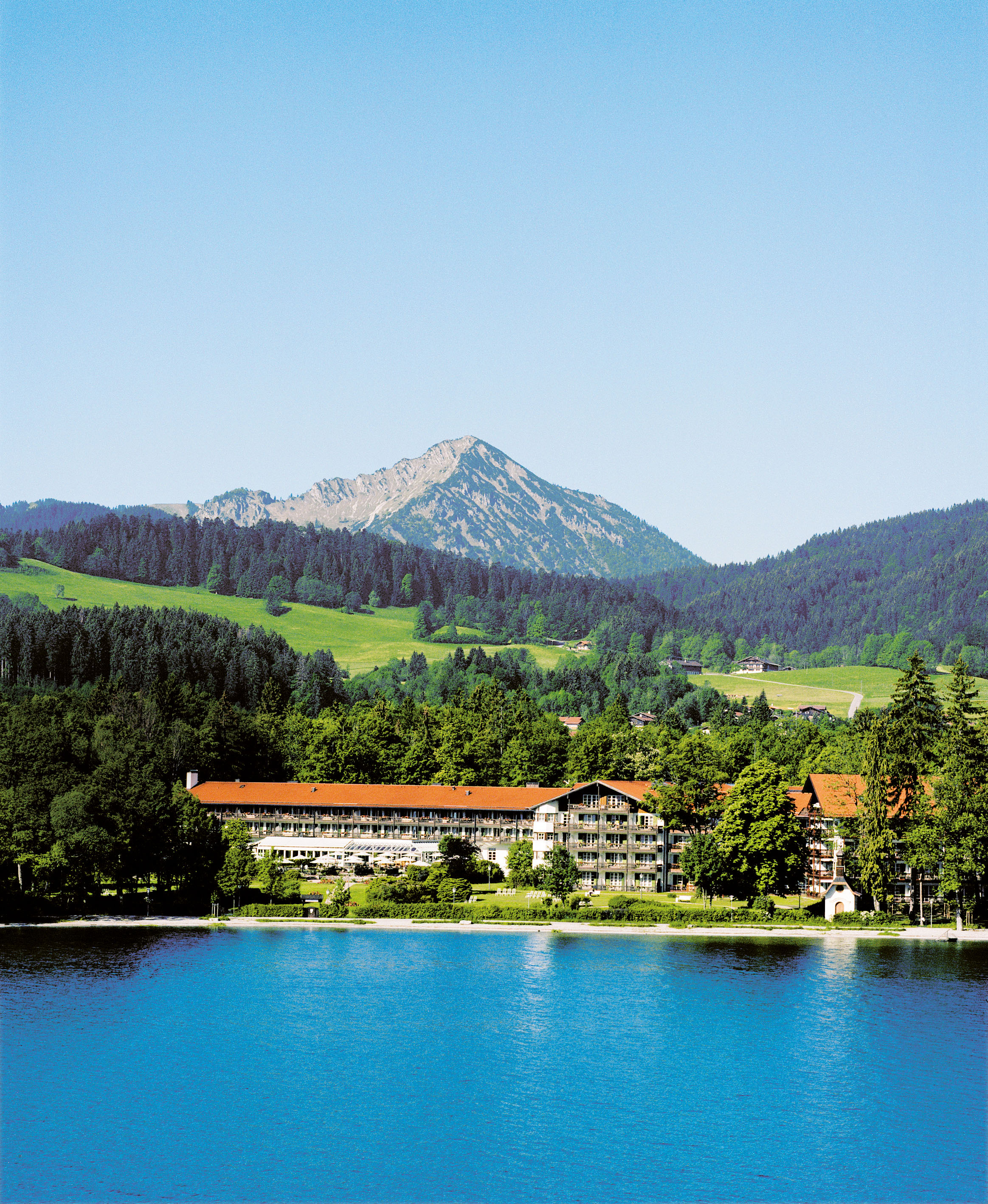 Das Klinikgebäude in Bad Wiessee am Tegernsee erinnert an ein Hotel – eine gewollte Assoziation.