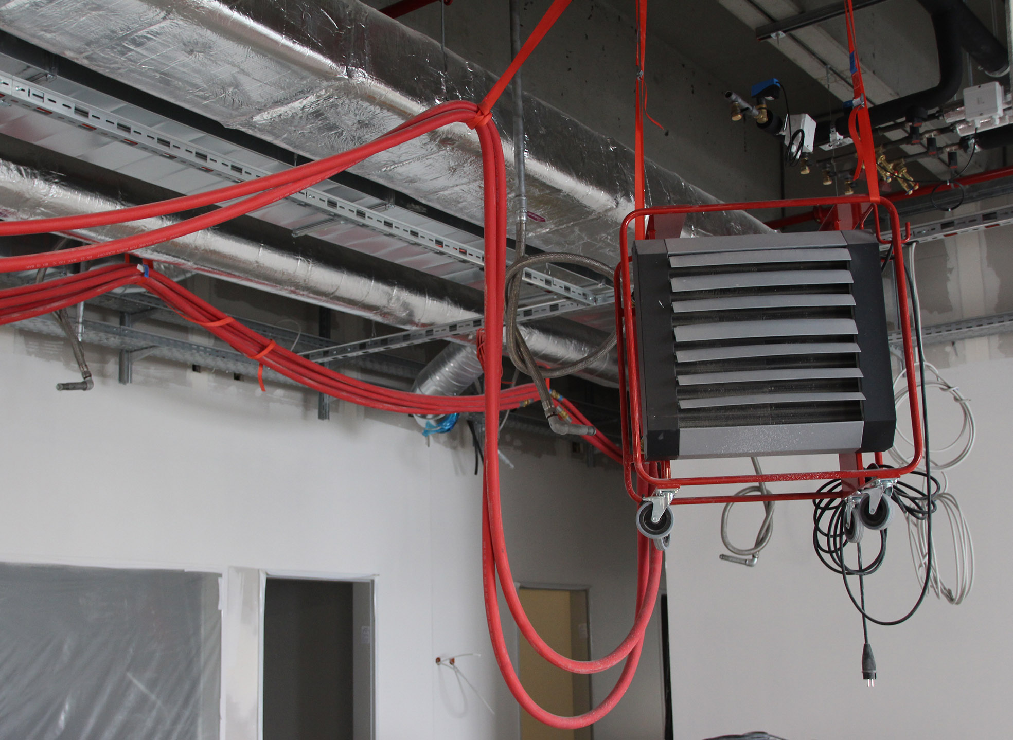 Schläuche und Lüfter können an der Decke montiert werden, damit der Boden des Rohbaus zur Bearbeitung frei bleibt.