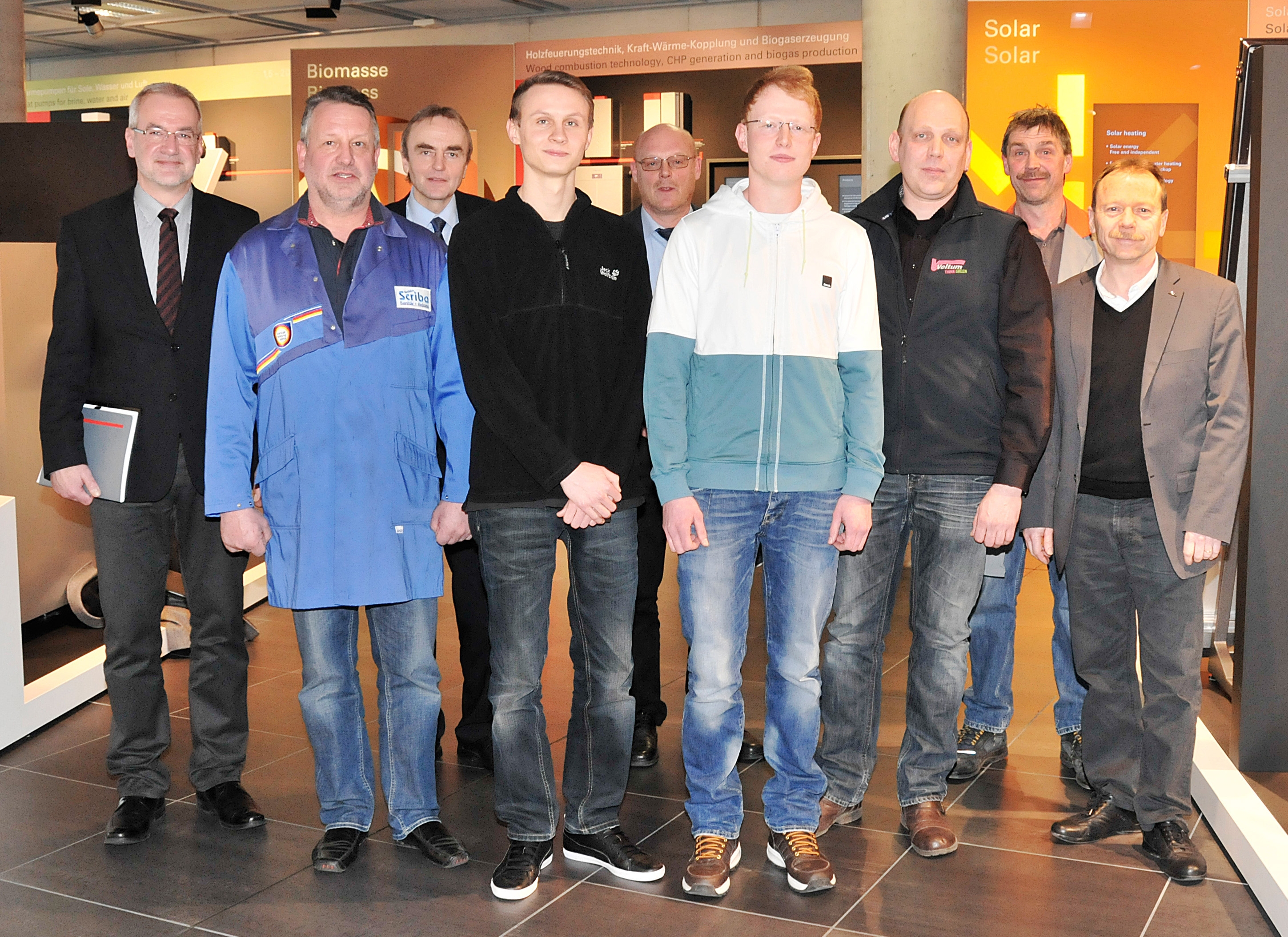 Freuen sich über die abgeschlossene Ausbildung (v.l.): Gerhard Brühl (Hauptgeschäftsführer der Kreishandwerkerschaft Waldeck-Frankenberg), Walter Scriba (Obermeister Fachinnung für Sanitär-, Heizungs- und Klimatechnik Waldeck-Frankenberg), Georg Glade (Leiter Personalentwicklung und Ausbildung Viessmann Werke), Erich Rain (neu ausgebildeter Anlagenmechaniker), Rüdiger Lind (Zentralverband Sanitär-Heizung-Klima), Nikolai Hanfland (neu ausgebildeter Anlagenmechaniker), Thomas Relke (Firma Veltum GmbH, Waldeck-Sachsenhausen), Heinz-Dieter Senge (Ausbilder Viessmann Werke) und Wolfgang Pez (Ausbildungsleiter Viessmann Werke).