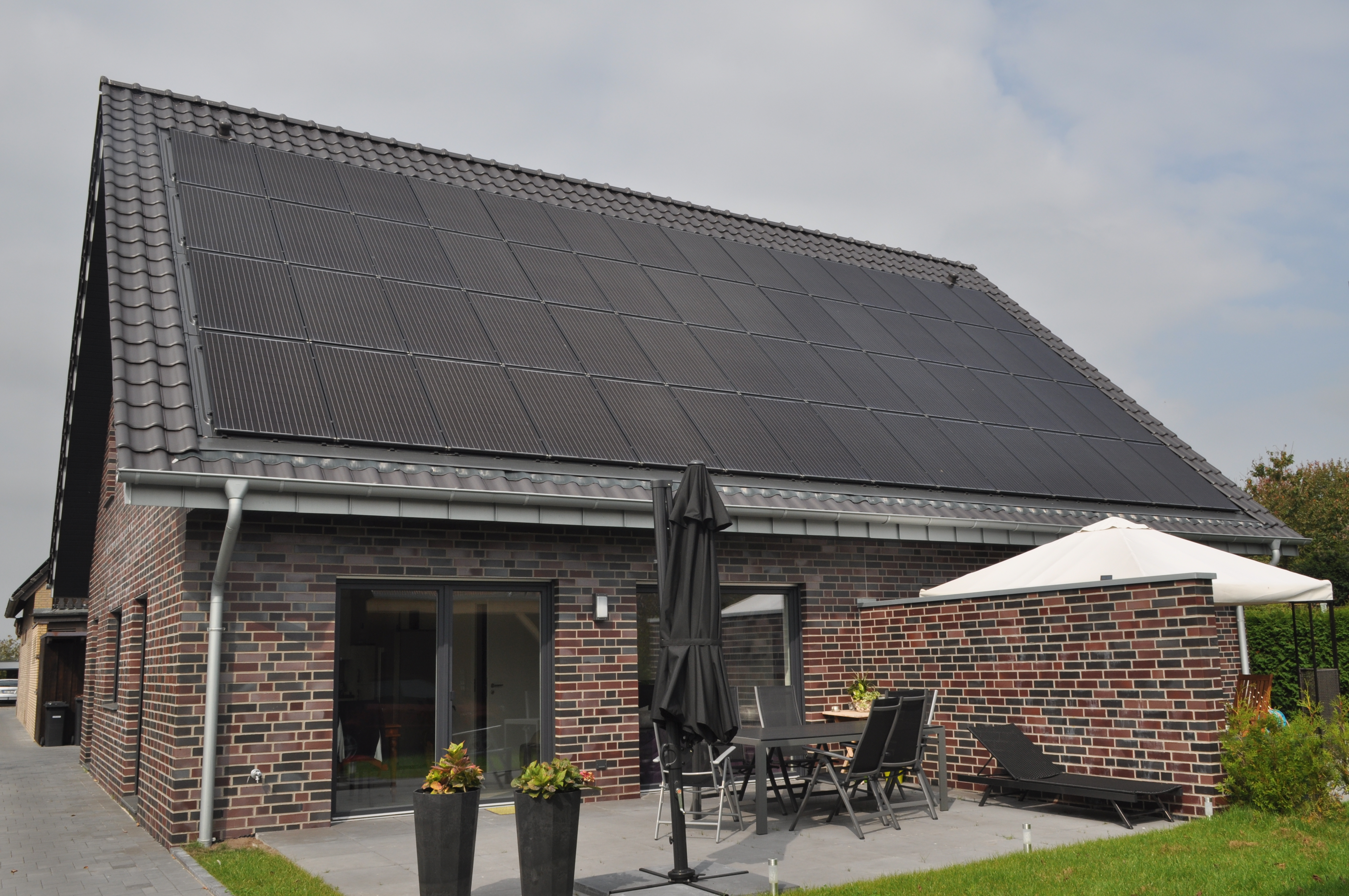 Moderne Technik ermöglicht im Haus der Zukunft durch die intelligente Verbindung von PV-Anlage, Stromspeicher und Wärmepumpe eine noch effizientere Nutzung des selbst erzeugten Stroms. Quelle: Stiebel Eltron