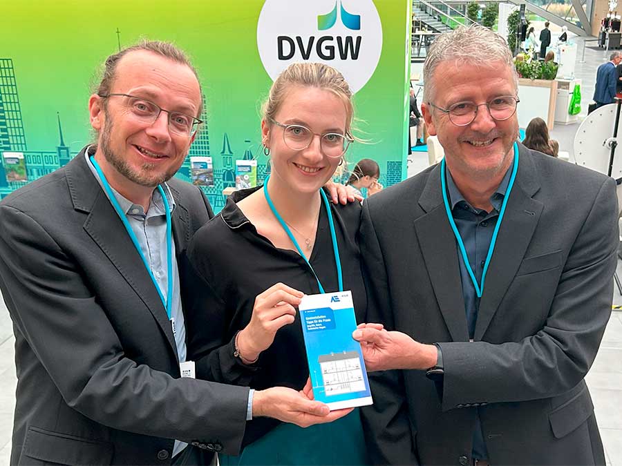Die Neuauflage wurde beim DVGW-Kongress im September vorgestellt, hier von (v. l.) Thomas Wencker (ASUE im DVGW), Michelle Schäfer und Kai-Uwe Schuhmann (beide DVGW). Bild: ASUE-Thomas Wencker