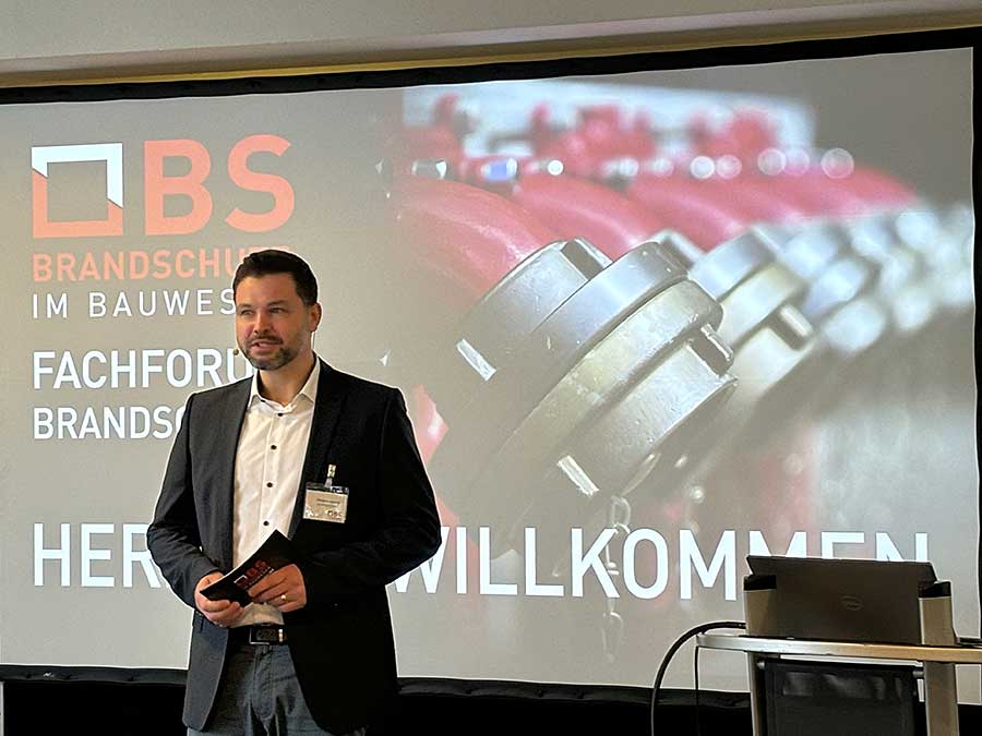 Regelmäßig veranstaltet der Bauverlag Fachforen. Im Bild zu sehen ist Christian Ippach, Bauverlag, bei der Moderation des Fachforums Brandschutz 2024. Bild: Bauverlag
