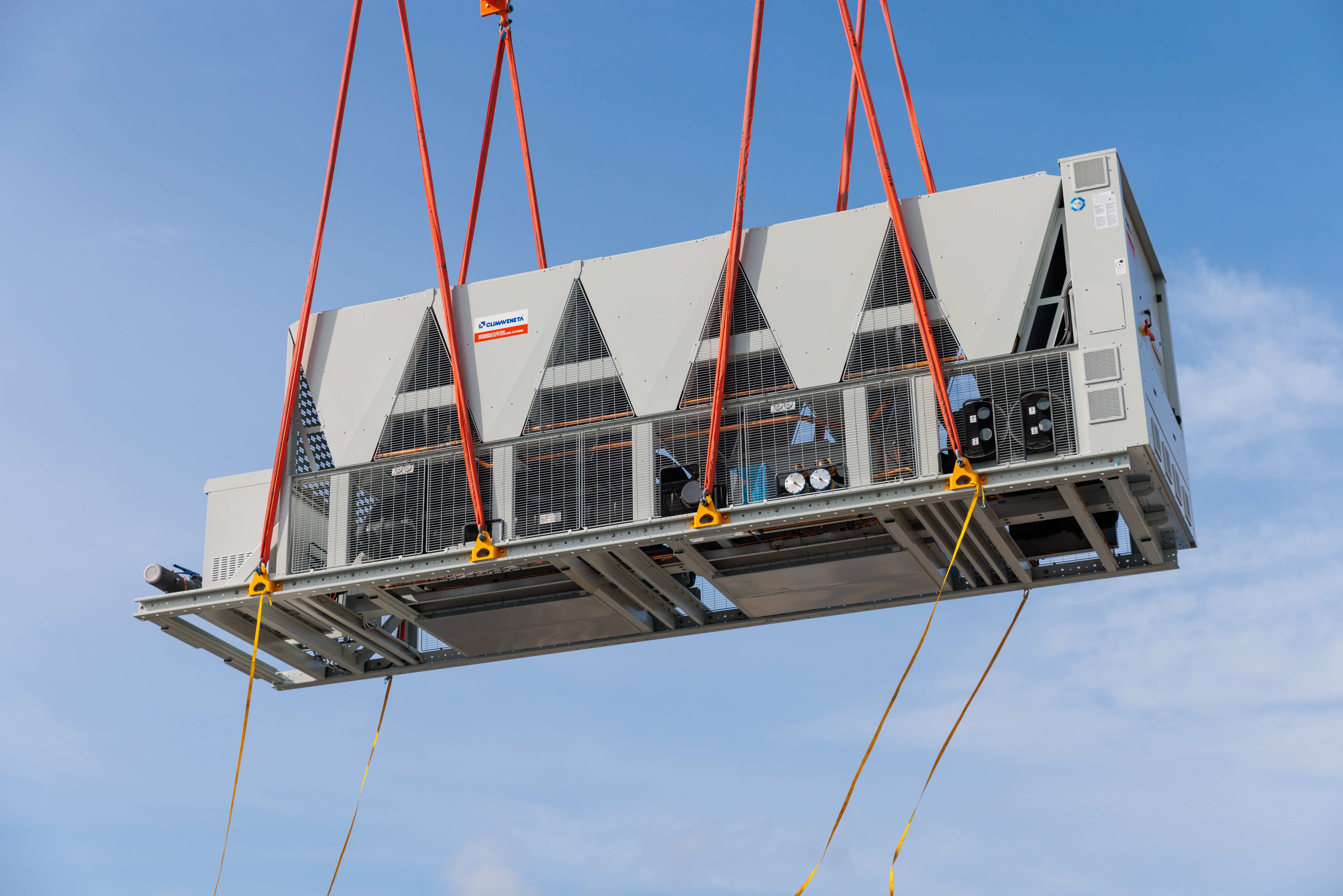 MELRent-Wärmepumpenanlagen und, wie hier im Bild, Kaltwassersätze werden mit einem stabilen Rahmen und Schutzgittern geliefert. Bild: Mitsubishi Electric