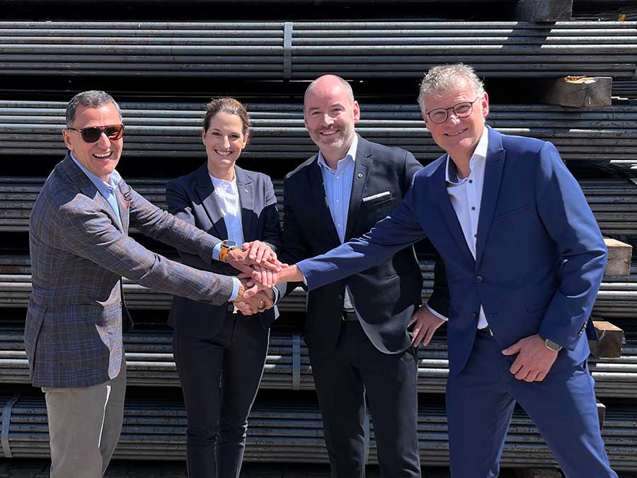 Besiegelten die Zusammenarbeit am Standort der Oventrop Energy & Network in Haiger (v.l.): Adel Hattab (CEO HögforsGST), Laura Peters (Oventrop), Michael Scheller (CCO Oventrop) und Rainer Klöckner (Geschäftsführer Oventrop Energy & Network). Bild: Oventrop