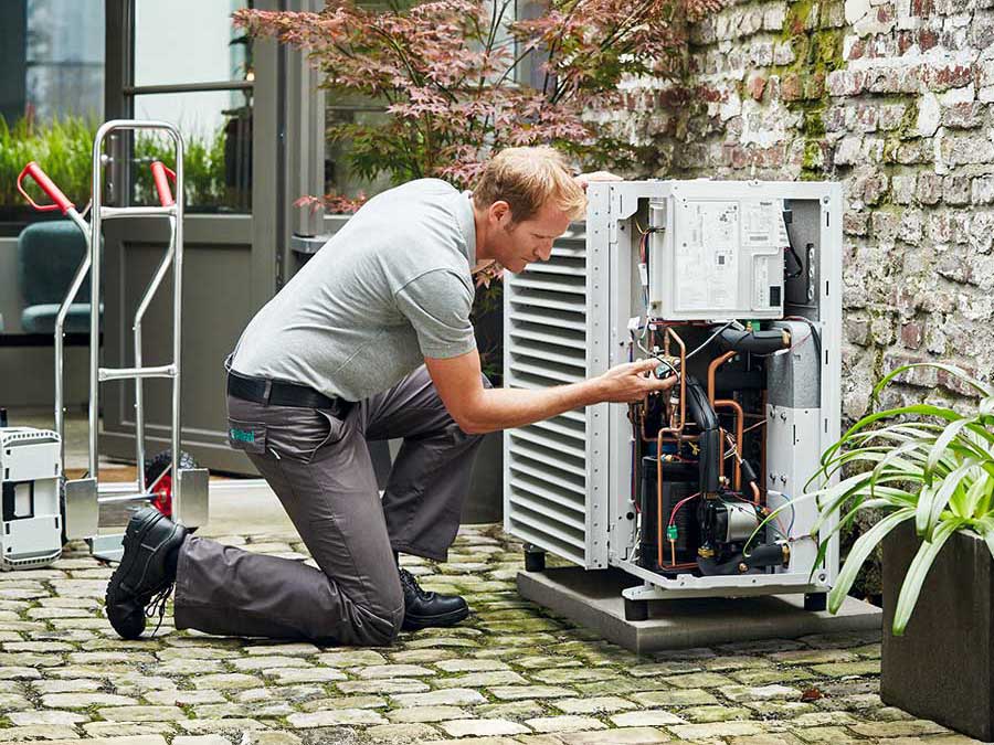 Könnte sich eine mögliche Verschiebung von ETS2 negativ auf die Marktentwicklung bei Wärmepumpen auswirken, wenn der Preis“druck“ für fossile Brennstoffe erstmal kalkulierbar bleibt und nicht weiter steigt? Der BDH gibt hier im Interview mit der IKZ Entwarnung. Bild: BWP/Vaillant