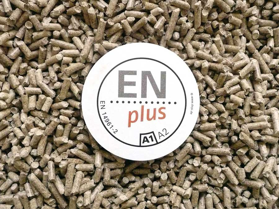 Ein typischer Fall eines Zeichenmissbrauchs: Auf ihm ist nicht die Registriernummer des zertifizierten Betriebs gedruckt, es ist ein Blanko-Zeichen. Die Buchstaben-Ziffernfolge „EN 14961-2“ signalisiert lediglich die europäische Pelletnorm. Dass diese auch eingehalten wird, muss die Registriernummer des zertifizierten Betriebs zeigen, die sich im verwendeten Logo befinden muss. Bild: DEPI