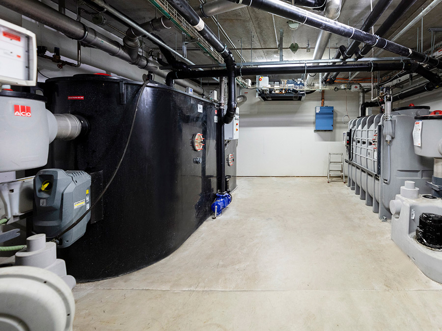 Das fetthaltige Abwasser aus gewerblichen Küchen muss durch spezielle Behandlungsanlagen, sprich Fettabscheider, vorgereinigt werden, bevor es in die Kanalisation eingeleitet wird. Bild: ACO Haustechnik